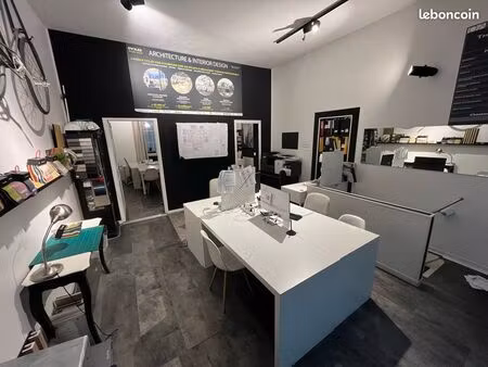 poste de travail dans bureau partagé