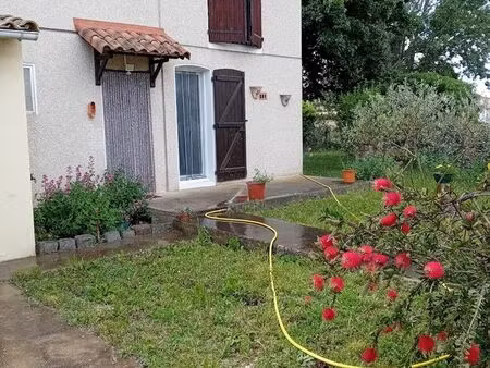 grande maison avec jardin paysagé et garage