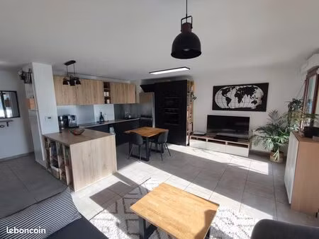 t3 récent 65 m² - terrasse 11 m² - garage - villeurbanne carré de soie
