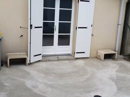 maison récente cour et sous-sol liesse