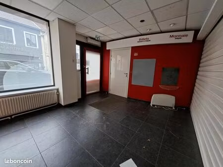 local 151 m²