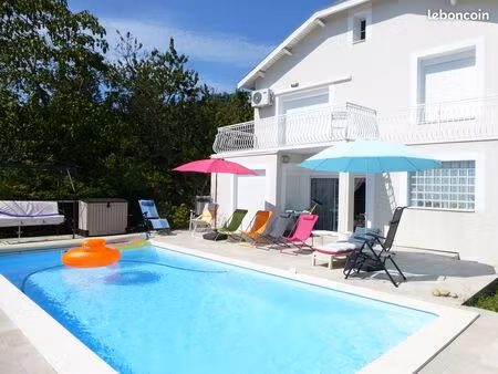 villa rénovée avec piscine et jeu de boules