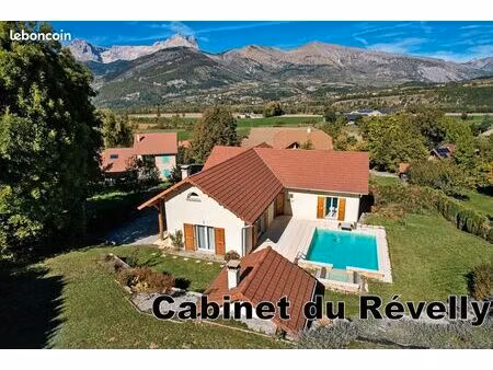 vaste villa sur grand sous-sol