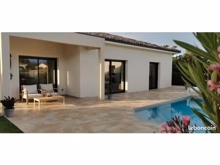 villa neuve proche commerces avec piscine et dépendances