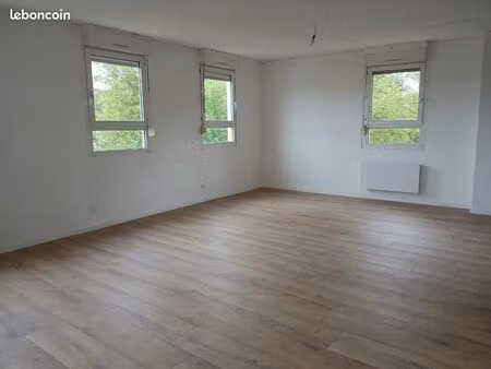 maison 96 m2  1 seul voisin  garage 120 m2  terrain 5400 m2