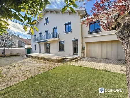maison 9 pièces 270 m²