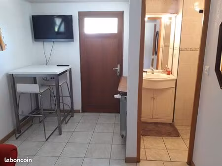 à louer un joli studio meublé et équipé