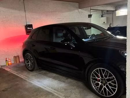 parking sécurisé avec borne de recharge