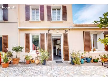 paisible rez-de-jardin 2 pièces atypique dans une maison de maître provençale plein de cha