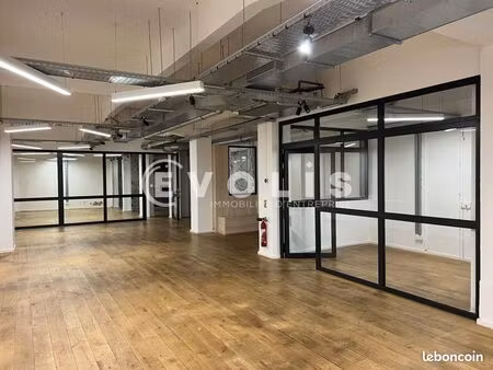 bureau 702 m²