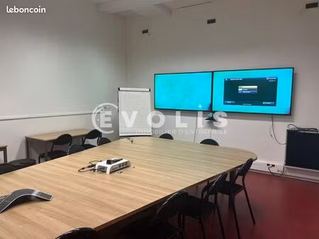 bureau 700 m²