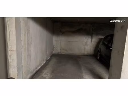 place de parking (fermé) à louer - evry