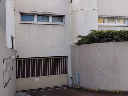 box fermé en sous-sol dans résidence sécurisée