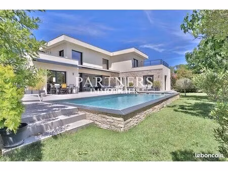villa 6 pièces 234 m²