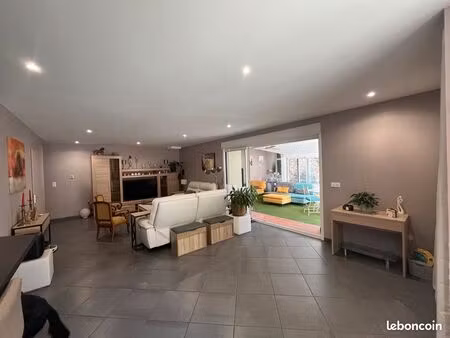 magnifique maison de village t7 rénovée avec véranda  cour  abri voiture sans travaux