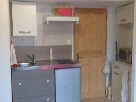 ? a louer: studio meublé – 450 eau et électricité comprises _ rénové et en plein centre-vi