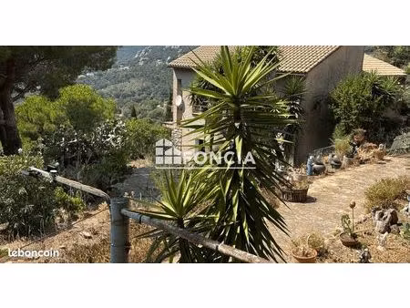 au pied du chateau de hyeres villa emplacement exceptionel
