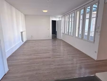 à louer appartement f2 de 60 m2 avec grand balcon verrière
