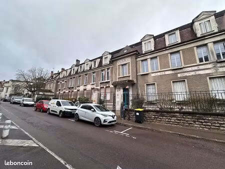 local commercial 320 m2 à aménager avec plusieurs entrées