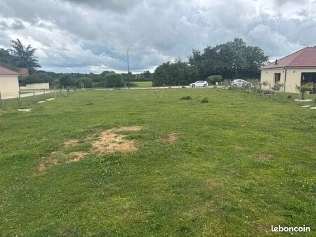terrain de 2200m2 dont 900m2 constructible