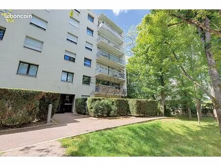 appartement traversant au calme avec balcon et ascenseur