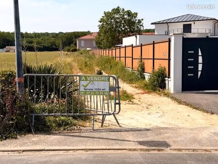 terrain constructible de 1 354 m² viabilisé