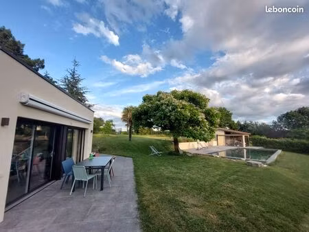 maison meublée 4 chambres – piscine – terrain 2 500 m² – bail 1 an
