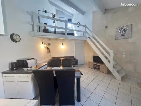 a louer – grand studio mezzanine meublé de 33 m² – centre historique d'arles