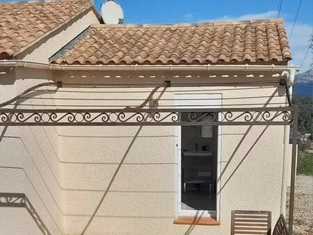 location studio meublé face à la sainte-victoire