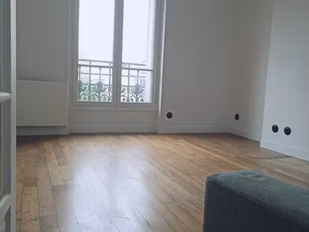 appartement meublé grand t3 de 60 m2 entièrement rénové. deux chambres et un grand séjour.