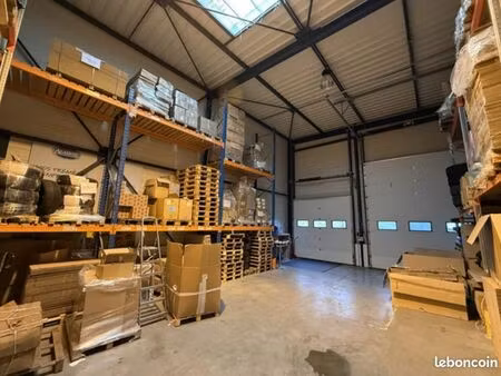 local d'activité 1 980 m²