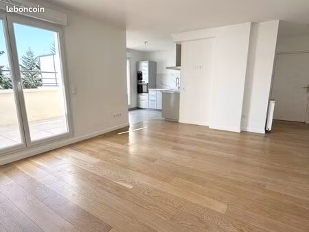 t3 entièrement rénové centre ville petite résidence récente libre de suite