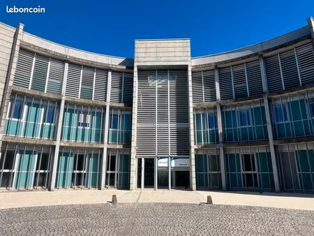 aurillac - bureaux de standing a louer – village d’entreprises – surface 335 m² environ – 