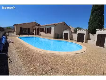 villa t4 en parfait état  avec piscine et garage dans un village tous commerces et service