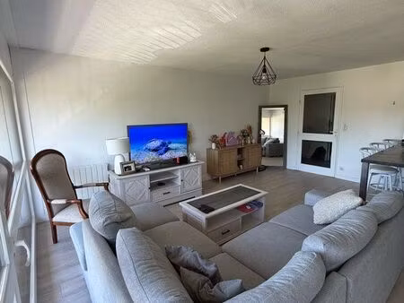 appartement lumineux de 68 m² avec balcon  cave et parking