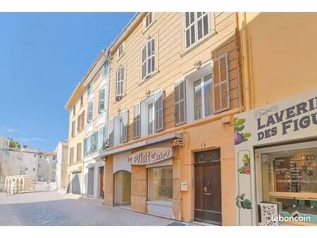 local commercial à louer – solliès-pont – 98 m² + sous-sol – entièrement refait à neuf
