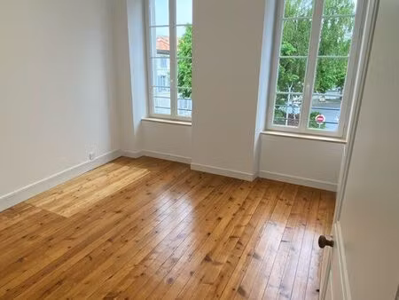 maison rénovée 3 chambres centre ville avec cour et