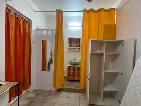 petit studio avec cuisine ouverte face à piscine