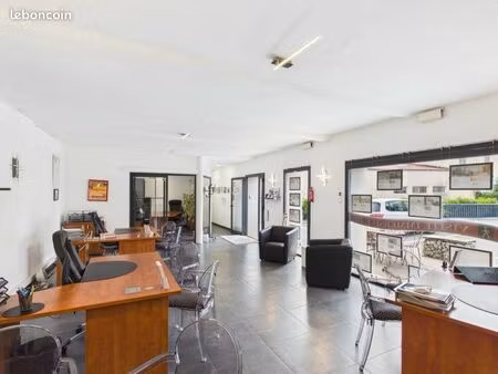 loue centre ville 95 m2 bureaux et commerce  vitrines et parking