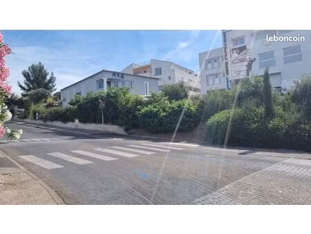 local 150 m2   confortable en parkings privés  