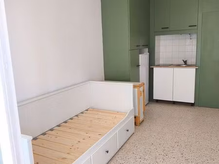 studio meublé rénové – 25 m² (avec loggia) – parking privé & clim