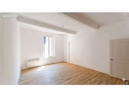.arbonne centre .bel appartement de 70 m2 rénové. quartier piétonnier calme .mairie.commer
