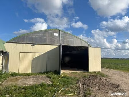 hangar de 135 m2 sur une parcelle de 232 m2  entièrement clôturé avec portail