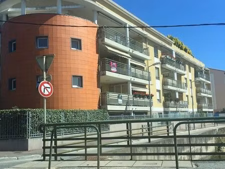 bel appartement et spacieux de 53 m² en bord de mer a st raphael toute commodites gare cen