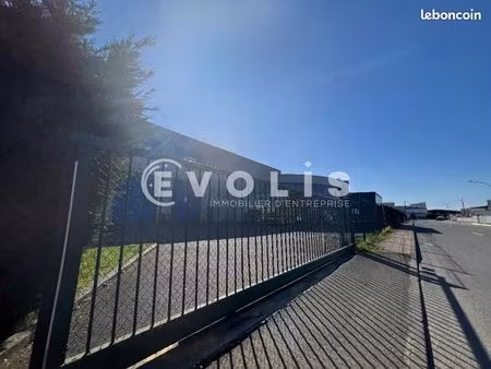 local d'activité 833 m²