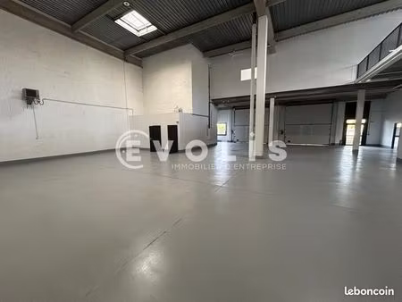 local d'activité 700 m²