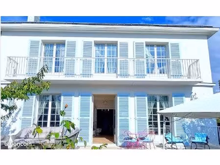 maison de maître très lumineuse de 200 m2  répartis sur deux niveaux  située à montgeron d