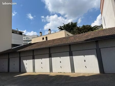 vends box fermé sur 2 niveaux dans cour d’immeuble à colombes à proximité de la gare des v