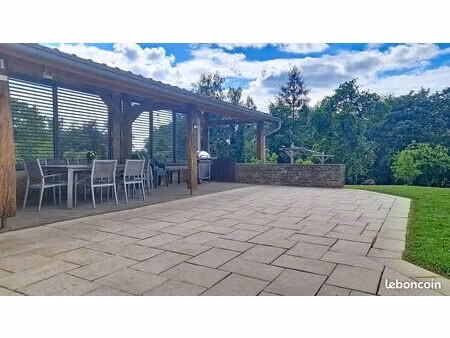maison en pierres rénovée et dépendances