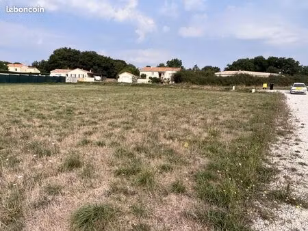 terrain 2 400 m² barro
